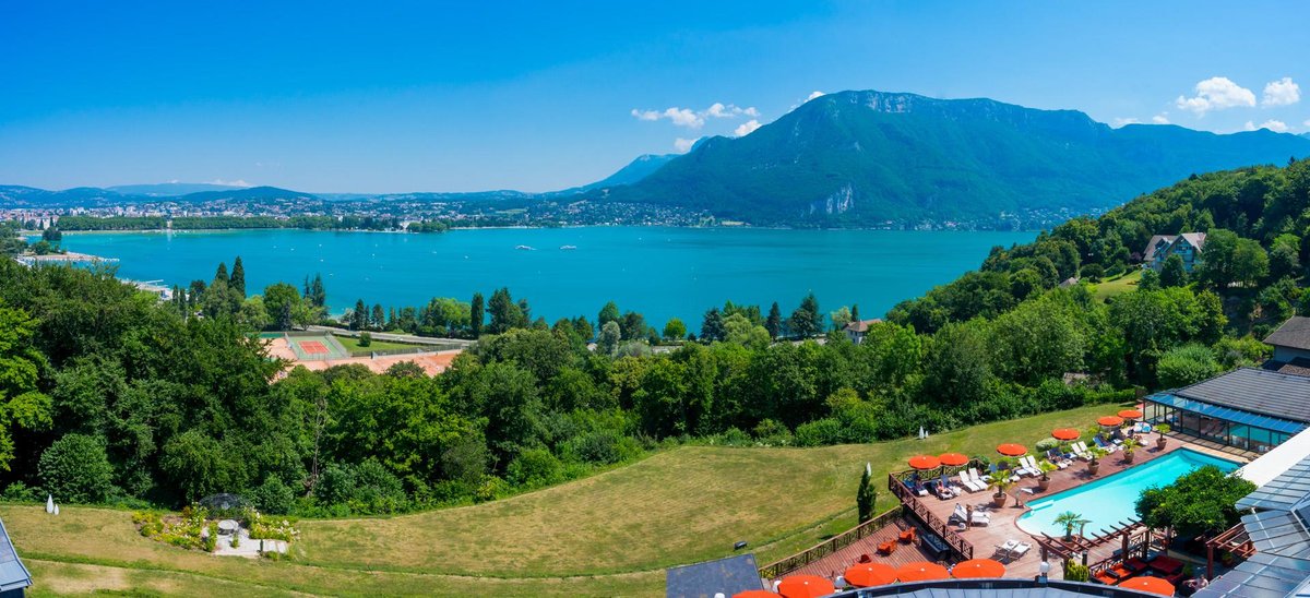 Entrez et tapons la causette (archive 21)... - Page 34 Hotel-tresoms-vue-lac-annecy-piscine.jpg